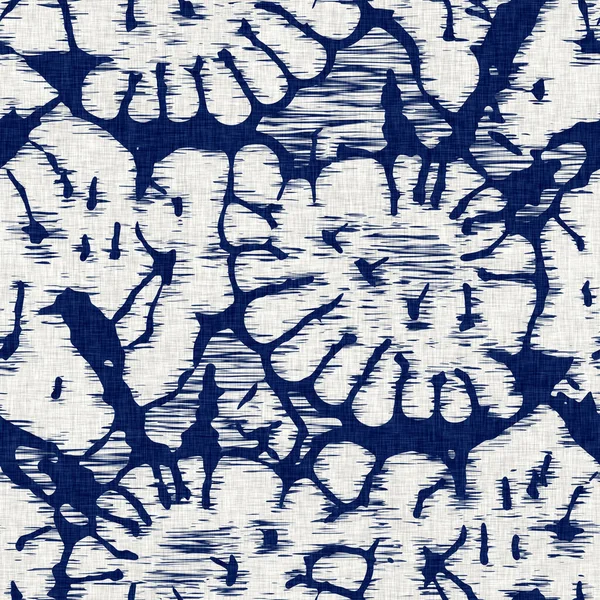 İndigo boyalı kumaş desenli çiçek deseni. Kusursuz tekstil kumaş boyası baskıya dayanıklıdır. Japon kimono bloğu baskısı. Yüksek çözünürlüklü batik etkisi tekrarlanabilir kumaş parçası. 