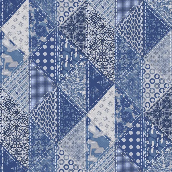 デニム西部の青いパッチワーク三角形の織物。インディゴヴィンテージウォッシュプリントコットンテキスタイル効果。パッチ済南家の装飾の背景。ボホバンダナキルトステッチは生地の印刷材料を可能にします. — ストック写真