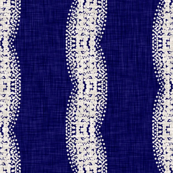Texture sans couture à rayures lavées indigo. Bleu tissé boro lin coton fond effet teint. Répéter japonais batik résister modèle. Asiatique rayé partout imprimé textile. — Photo