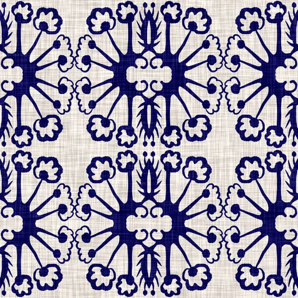 Indigo azul flor bloque impresión teñido de lino textura de fondo. Muestra de patrón batik repetición japonesa tejida sin costura. Bloque de desenfoque afligido orgánico floral estampado por todo el textil. —  Fotos de Stock