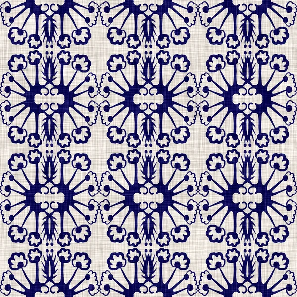 Indigo azul flor bloque impresión teñido de lino textura de fondo. Muestra de patrón batik repetición japonesa tejida sin costura. Bloque de desenfoque afligido orgánico floral estampado por todo el textil. —  Fotos de Stock