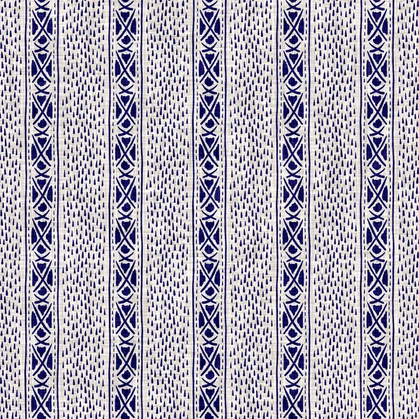 Indigo sem costura lavado textura listra. Azul tecido boro linho algodão tingido efeito fundo. Japonês repetir batik resistir padrão. Asiático listrado todo têxtil imprimir. — Fotografia de Stock