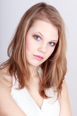 Genç bir kadının yakın çekim profil