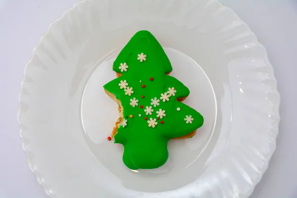 Bitten Shortcake Form Eines Weihnachtsbaums Auf Einem Weißen Teller Nahaufnahme — Stockfoto