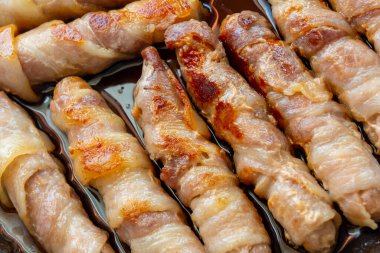 Pastırmalı sosis. Domuz pastırması yaklaş. Pastırmalı soyut arkaplan.