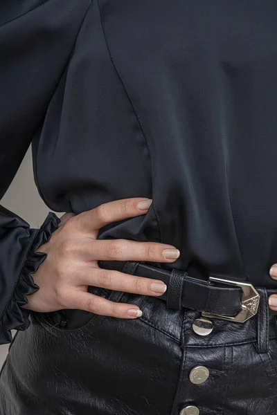 Blusa Preta Saia Preta Close Uma Estudante Mãos Rapariga Cintura — Fotografia de Stock
