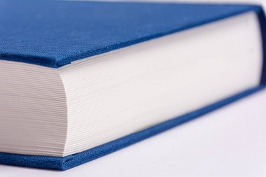 Kitap mavi kapaklı, yakın plan. Eğitim, bilim, okuma kavramı.