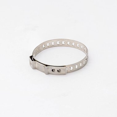 Metal bantlı hortum kıskacı beyaz arkaplanda izole edildi