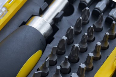 Tornavida hazır. Tornavida kutuları için metal parçalar. Ev kullanımı için bir takım aletler. Tornavida parçaları ve adaptörler. Büyücü başı farklı boyutlarda.