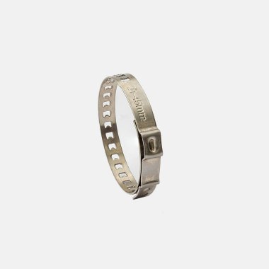 Metal bantlı hortum kıskacı beyaz arkaplanda izole edildi