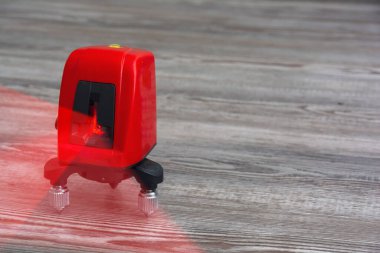 Lazer seviyesi iş başında. Lazer seviyesi duvar ve zemin. Daire yenileme konsepti, seviye tadilatı