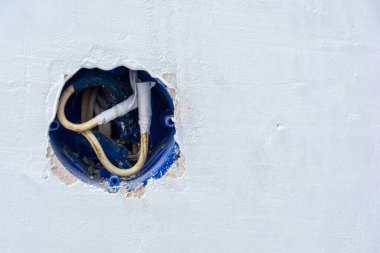 Elektrik prizi için duvarda delik var. Sıva ve macun duvarı. Daire yapım, onarım ve onarım aşamasında. Uzayı kopyala Tasarım ve proje için.