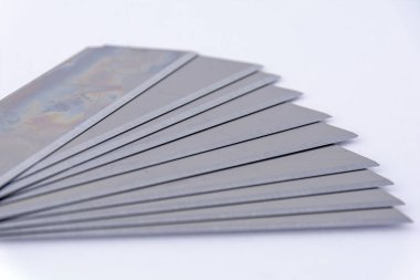 Kırtasiye bıçakları için bıçaklar, yakın plan. Beyaz arka planda segmentli bıçaklar. Kırtasiye.