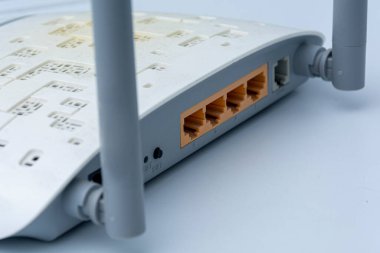 Beyaz arka planda modern kablosuz internet yönlendirici. Kablosuz yönlendiriciler yakın çekim. İletişim ve internet kavramı, iletişim, iletişim ve internet alanındaki teknolojiler.
