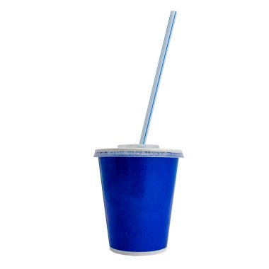 Pipetle kapaklı mavi plastik bardak. Beyazda izole edilmiş. Tasarım ve proje için nesne.