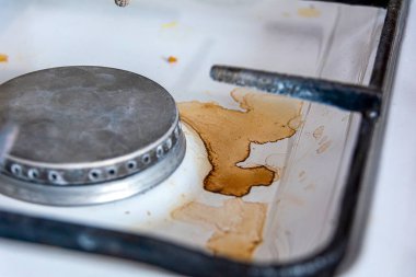 Kirli gaz ocağı ve ocaklar, yakın plan. Ev aletleri, bakım, temizlik, ev, ev ve günlük yaşam kavramı.