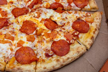 Geleneksel biberli pizza. Yakın plan. Lezzetli yemek konsepti.