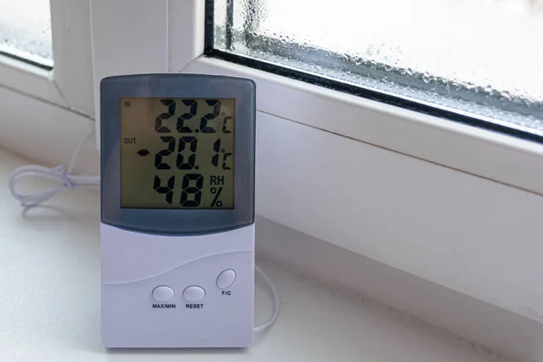 Elektroniczny Termometr Domowy Pokazuje Temperaturę Zewnątrz Stopni Zimna Ekstremalnie Zimno — Zdjęcie stockowe