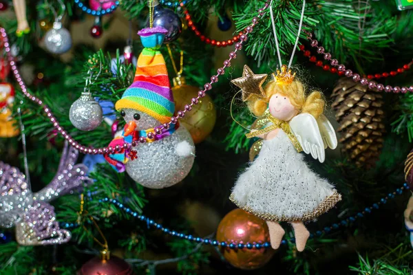 Árvore Natal Decorada Com Brinquedos Close Uma Árvore Ano Novo — Fotografia de Stock