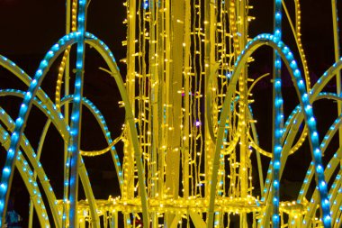 Parlayan ışıkların soyut arkaplanı. Nesneleri çelenklerle süslemek.