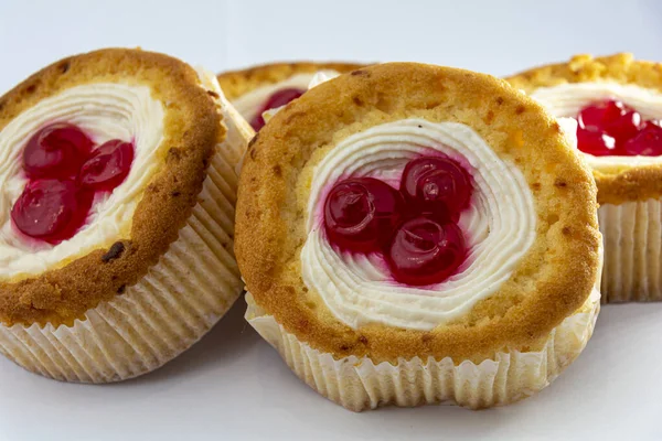 Szivacsos Sütemények Fehér Alapon Fehér Krémmel Vörös Bogyóval Készült Torták — Stock Fotó