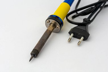 Lehim demiri, beyaz arka planda. Lehim demiri yakın plan. Elektriksel ekipman onarım kavramı.