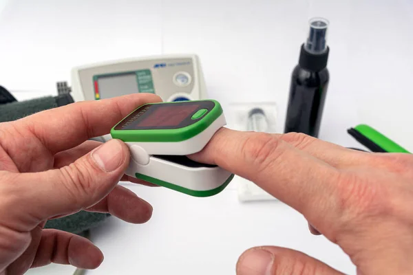 Hand Med Pulsoximeter Ett Finger Diagnostik Och Medicin Koncept Diagnostik — Stockfoto