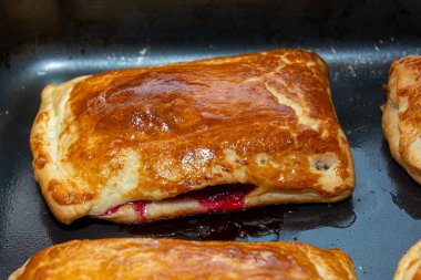 Puf böreğine yakın çekim. Ev yapımı kurabiye hamurlu turtalar. Pişirme konsepti.