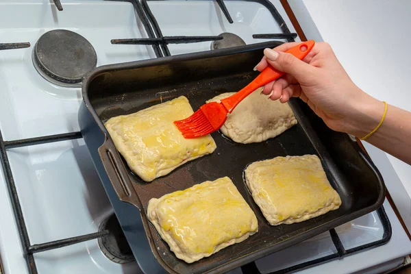 Hand Hält Eine Silikonrote Kochbürste Eine Silikonbürste Schmiert Die Backwaren — Stockfoto