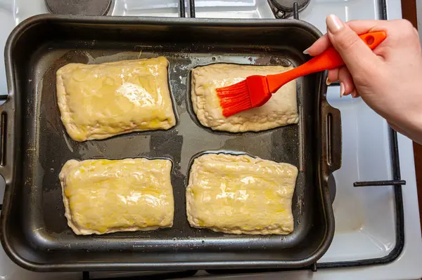 Mano Sostiene Cepillo Cocina Rojo Silicona Cepillo Silicona Lubrica Los — Foto de Stock