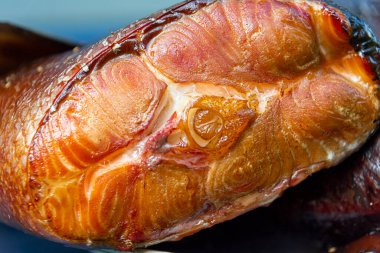 Tütsülenmiş somon eti. Sıcak füme balık yakın plan. Proje ve tasarım için resim