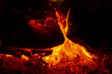 Közler ve ocakta yakın plan ateş. Soyut arkaplan. Proje için resim, tasarım.