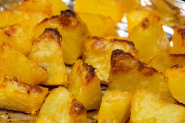 Köylü patatesleri. Yakın plan, eski tariflere göre fırında patates arkaplanı. Yemek pişirme, yemek pişirme, sağlıklı ve lezzetli doğal yiyecekler..