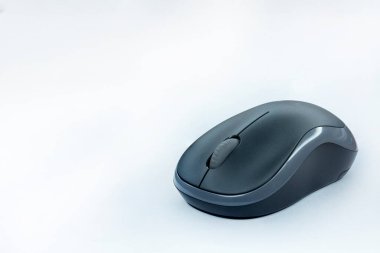 Beyaz arka planda kablosuz bilgisayar faresi. Uzayı kopyala. Kavram.