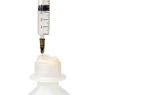 Egy Fecskendő Tűvel Műanyag Palackban Tárgyakat Fehér Alapon Különítik Gyógyszer — Stock Fotó