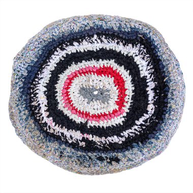 El yapımı hasır, çok renkli halı. Halı beyaz bir arka planda izole edilmiştir. Proje ve tasarım için nesne.