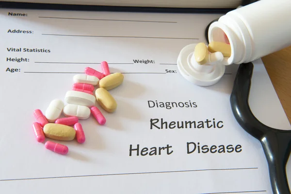 Forma di diagnosi del paziente con pillole e stetoscopio. Concetto medico — Foto Stock