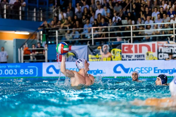 Fin mannen reguliere seizoen Waterpolo Rechtenvrije Stockfoto's