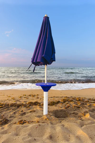 Opuštěné pláže s uzavřenou deštník — Stock fotografie