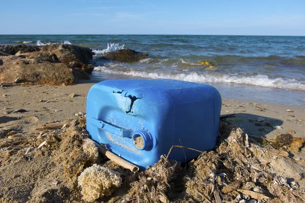 Tanque de combustible de plástico en la playa —  Fotos de Stock