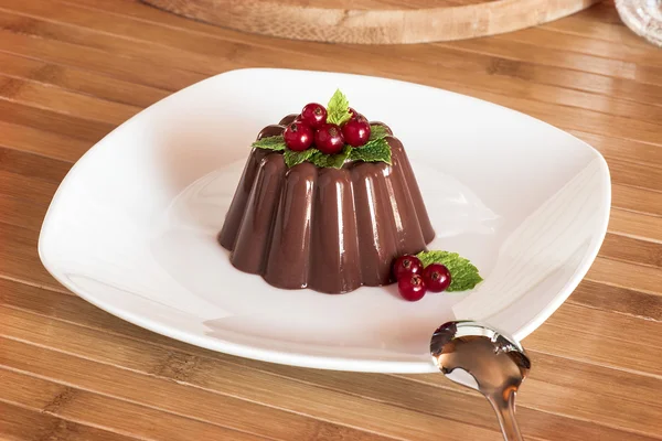 Chocolade pudding met rode bessen — Stockfoto