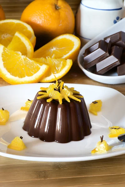 Heerlijke chocolade dessert met oranje segmenten — Stockfoto