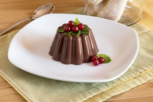 Čokoládový pudink s červeným ovocem — Stock fotografie