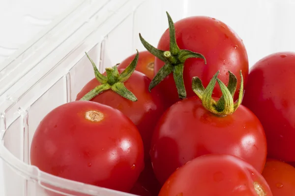 Close-up van cherry tomaten in retail verpakking — Stockfoto