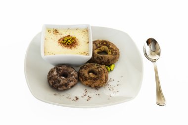 Antep fıstığı ve beyaz çikolata tatlı