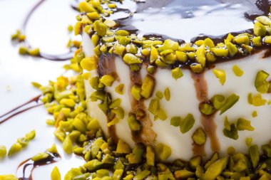 Panna cotta ile Antep fıstığı ve çikolata adlı İtalyan tatlısı 