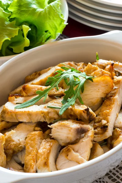 Salat mit gebratenem Hühnerfleisch auf Holztisch — Stockfoto