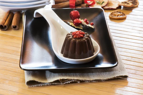 Pudding au chocolat en tasse blanche — Photo