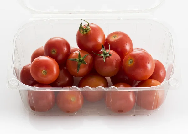 Tomates cereja em embalagens para venda a retalho — Fotografia de Stock