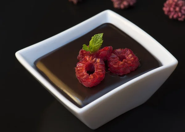 Mörk Chokladpudding med hallon och mynta blad — Stockfoto